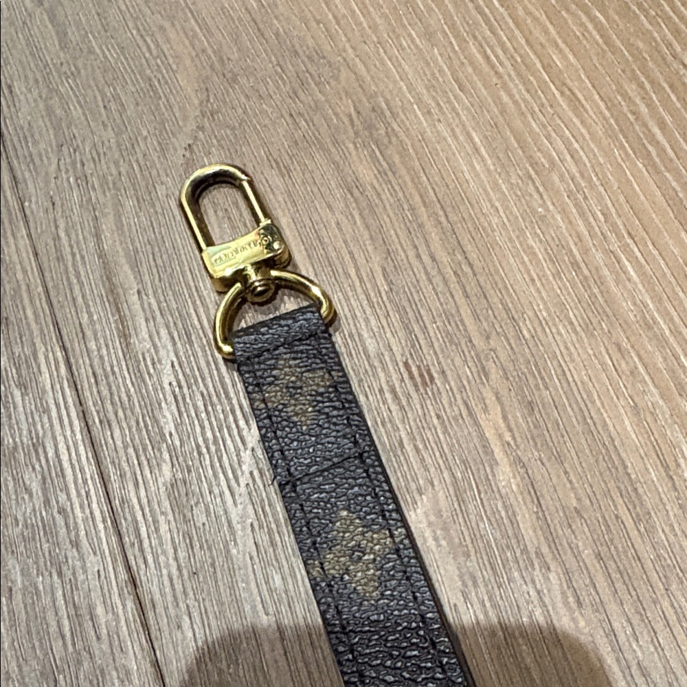 Louis Vuitton Classic Monogram Crossbody Bag - Picture 3 of 7